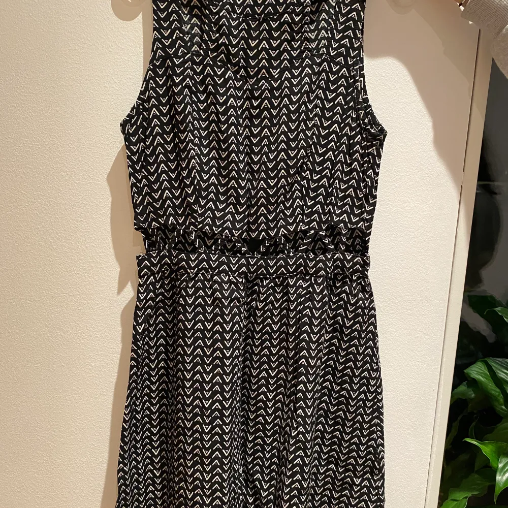 Jättecool klänning från hm storlek 32 pris 150kr (exklusive frakt) skriv om du är intresserad!!  . Klänningar.
