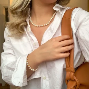 Smycken  - Armband: 79 kr                                                                 Halsband: 99 kr                                                                Vid köp av både armband och halsband får du 20% rabatt. Det är bara att höra av sig i meddelanden om du är intresserad, det är äkta sötvattenspärlor och glaspärlorna går att få i andra färger. Storleken är justerbar och går att anpassas efter dig💛💕