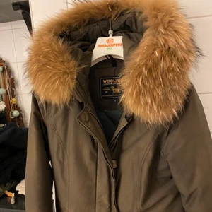 Woolrich  jacka - Snygg brun woolrich jacka med päls i storlek s, litet hål vid ärmen (se bild). Varm !