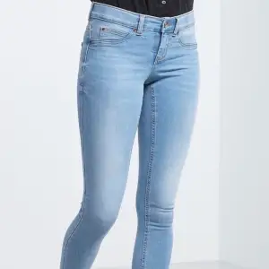 ”Alex Jeans” från Gina tricot. Superstretchiga.