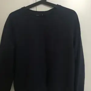 mörkblå tröja från lager 157, sparsamt använd, lite kort i ärmarna för mig som är ca 181 ☺️ frakt tillkommer 