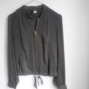 bombarjacka/kofta - Militärgrön med guldiga detaljer, stainväv, gott skick, använd enstaka gånger, (från ett fräscht hem utan djur och rök)