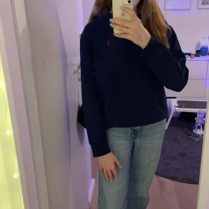 Mörkblå Polo Ralph Luaren  - Väldigt fin mörkblå tröja från polo Ralph lauren står att den är i L men skulle nog säga att den är i xs/s.😊