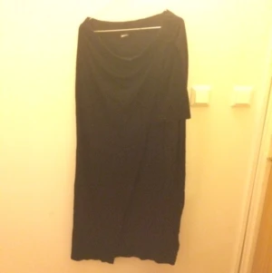  - Kjol som är öppen på sidan. Från Gina Tricot