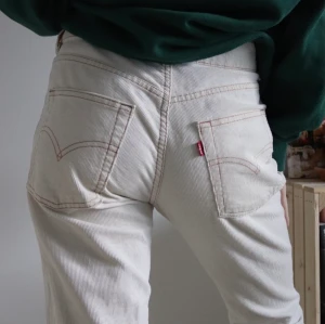 Levis Manchester Byxor - Levis Manchester Byxor. Köpta på second hand men har tyvärr inte kommit till användning. Byxorna är i fint skick förutom en liten fläck på ena byxbenet därav lågt pris.  Storlek: W/27 L/34 Jag kan mötas upp i Göteborg eller eller frakta (65kr)💕💕