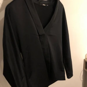 Blus - Snygg silkes blus med djup urringning 🖤🖤 