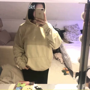 Beige hoodie  - Sparsamt använd 💕 frakt kostar 55