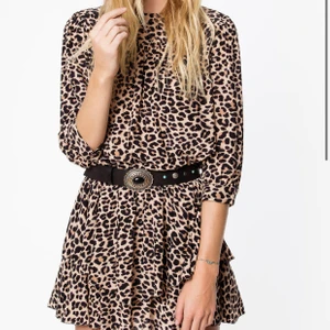 ZADIG VOLTAIRE klänning  - Världens snyggaste Zadig klänning i leopardmönster med volanger nertill. Jättesnygg med ett skärp och ett par boots t.ex. (ÄKTA) nypris: ca 1500kr. I väldigt bra skick knappt använd. Säljare står för frakt. Kan även mötas upp. Storlek S (PS. Första bilden är lånad). Vid önskemål kan flera bilder skickas. 