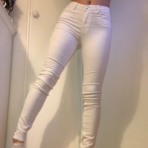 Vita skinny jeans i storlek 38 - Vita skinny jeans från primark i storlek 38. Stretchiga och i fint skick, frakt ingår i priset🍀