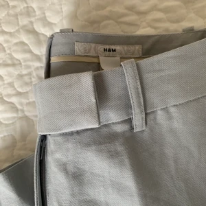 Blåa kostymbyxor - Kostymbyxor från H&M. 