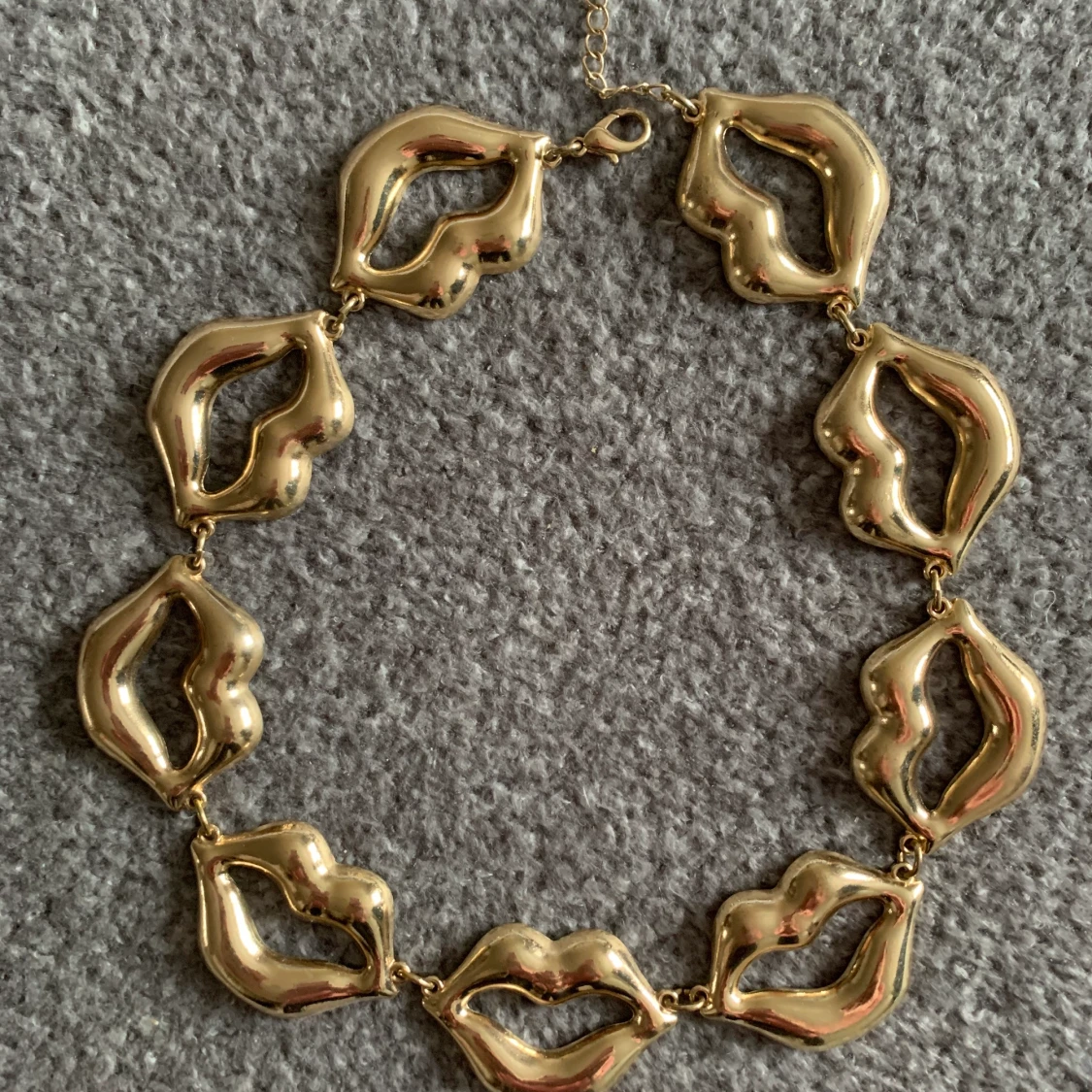 Läpphalsband i guld!