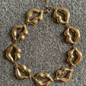 Läpphalsband i guld! - Läpphalsband i guld från glitter! Köpt för länge sedan, finns inte mer. Använt Max 2 ggr! Justerbar kedja. 40kr inkl frakt ❤️