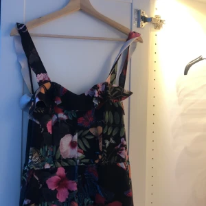 Blommig jumpsuit  - Snygg höstjumpsuit i storlek S. Jag har använt den med ex. en tjocktröja över så att de bara verkar som att det är byxor och det funkar också! Säljer för att den inte passar mig längre. Hör av dig för fler bilder och ytterligare info!🌟