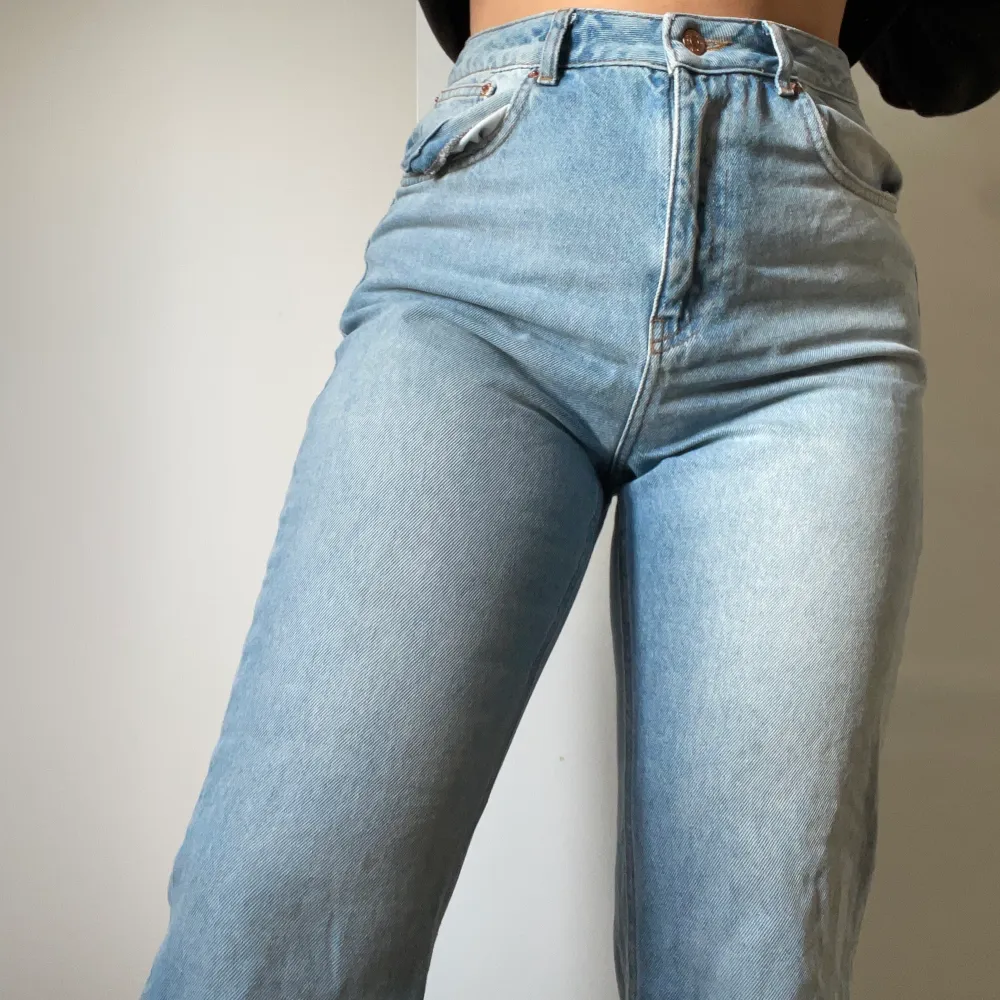 Ljusa jeans med ena fickan rosa, storlek 38. Lite stora för mig i midjan som är 36 vanligtvis. Från nakd. Jeans & Byxor.