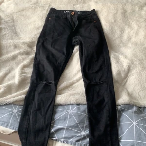 Svarta jeans med hål - Jeans från Kappahl 