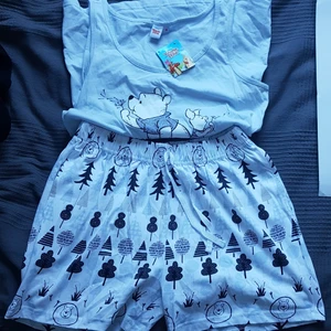 Nalle puh pyjamas  - Pyjamas set från EMP, aldrig använd då det blev fel storlek och gick inte att lämna tillbaka. Nypris var ca 350kr. Pris är diskuterbart vid snabb affär!! Färgen är enligt de två sista bilderna!