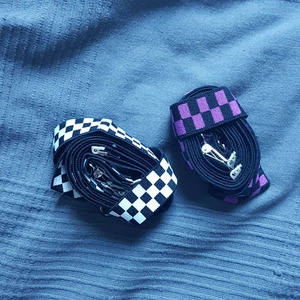 Hängslen checkered  - Två hängslen som är schackrutiga, ett par lila och ett par svartvita. De svartvita är i bra skick medan de lila är i nyskick, säljer de för att jag inte använder hängslen längre. Ett par för  40 eller båda för 70kr. Om ni köper de andra hängslena på min profil får ni alla för 180kr inklusive frakt. 