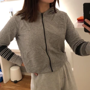 Ziphoodie  - Grå hoodie med dragkedja från Adidas i stl XS/S. köparen står för frakt. 