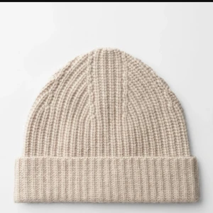 Filippa K mössa i 100% cashmere  - Beige mössa från Filippa K, 100% cashmere. Bilden på den grå mössan är endast för att visa modellen. Den jag säljer är beige. 
