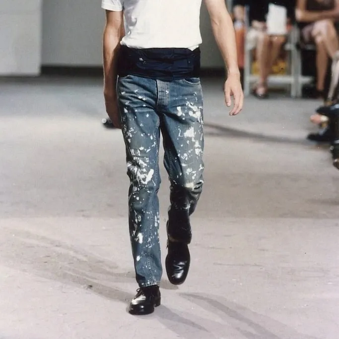 Mest kände jeans från Helmut Lang! Nyligen köpte men passa lite stort på mig, passar bäst för storlek 31”! Slutsålda, sällsynta, och underbar kondition! Skriv om ni har frågor! Byten/trades kan vara intressant . Jeans & Byxor.