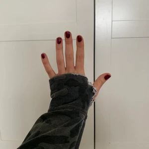 Hoodie med handvärmare i camo - Hoodie m snyggt slitage! Har hål på båda ärmarna så att man kan ha som handledsvärmare. Bra skick utöver det slitna med tanke på att det e meningen🤩