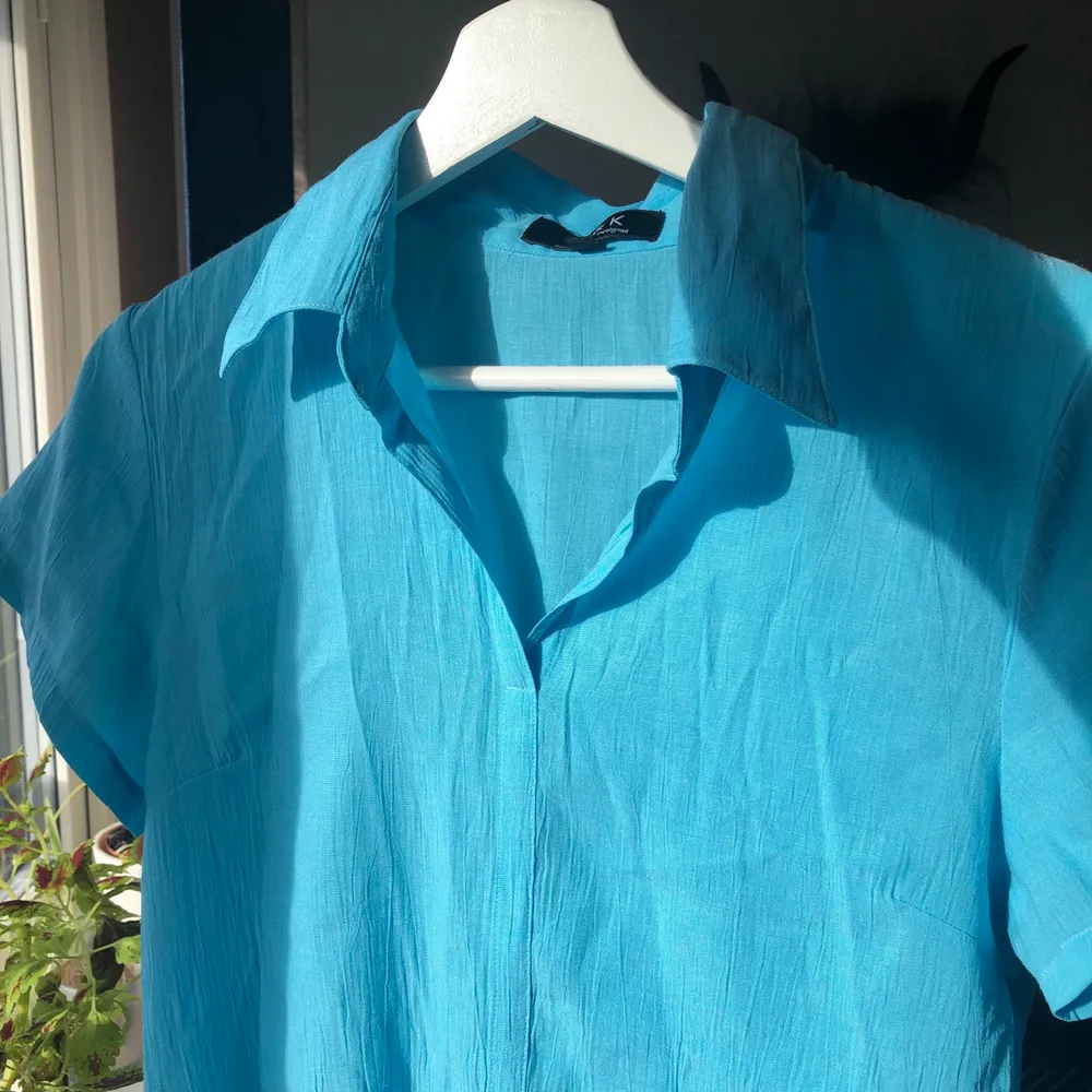 Säljer nu min super härliga blåa topp i mycket fint skick🫐säljs pga att den inte kommer till användning längre😔 Storlek L men är som en S/M, köparen står för frakten som är 24kr🫐💖. T-shirts.