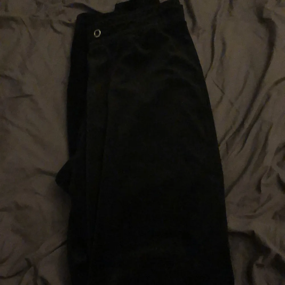 Svarta mjukis från Gina, säljs pågrund av för stora. Obs snörena e borta. Nypris 250. Jeans & Byxor.