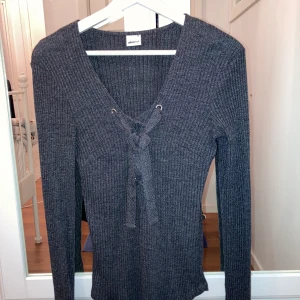 Tröja ginatricot  - Använd 1 gång. Fin tröja från ginatricot.