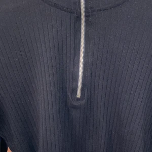 Topp NLY TREND - Aldrig använd. Fin topp!