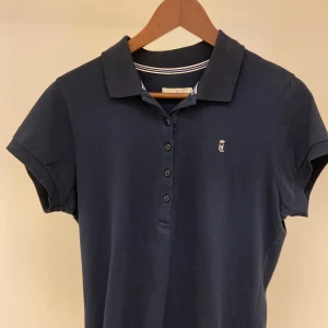 Henry Lloyd  - Henry Loyd pikétröja, knappt använd. Ganska liten i storleken.