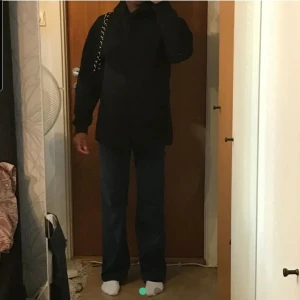 Lee jeans - Super fina Lee jeans lite low waisted. Inte helt jeans material men fortfarande supersnygga. Säljer för att de var lite för små på mig. De går hela vägen ner till marken. Skulle säga att de är 25/32