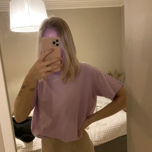 Lila t-shirt - Lila t-shirt i sjukt snygg passform. 