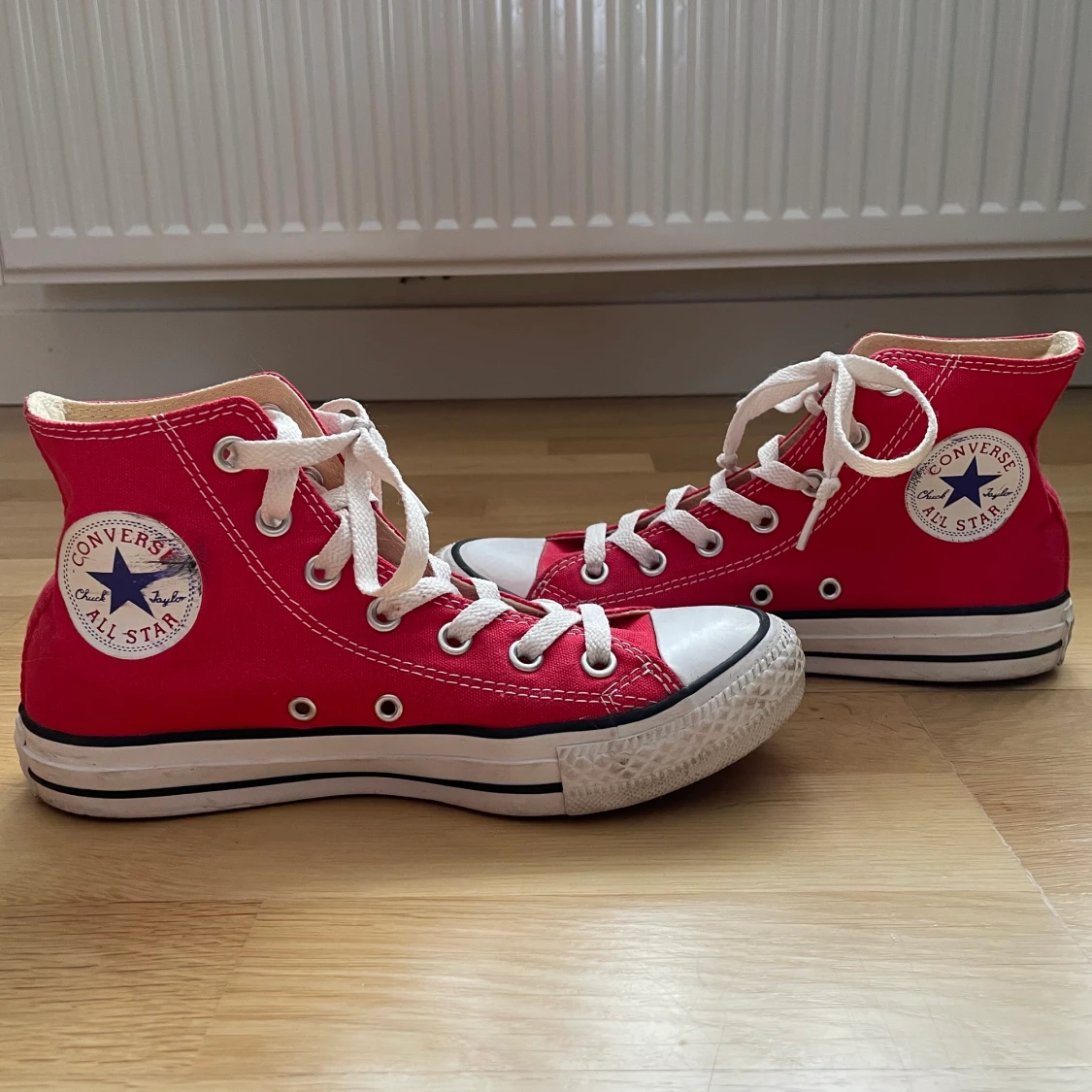 Röda Converse storlek 37,5 