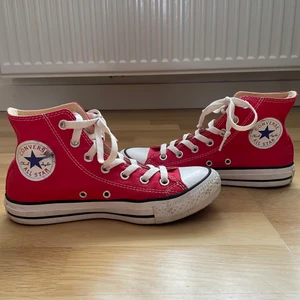 Röda Converse storlek 37,5  - Jättesnygga röda Converse i storlek 37,5 som är använda men i bra skick! Frakt tillkommer och kontakta om du har några frågor eller vill ha fler bilder😇 Budgivningen börjar på 200kr!! Buda i kommentarerna eller privat✨ Buda för minst 10kr! Budgivningen avslutas 3/2 20:00!💕 PASSA PÅ! Högsta bud just nu: 240 + frakt