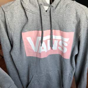 Vans hoodie i storlek S men är oversize!