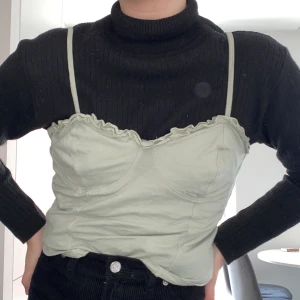 salvia topp  - Jättefin topp i salviagrönt, den är alldeles för stor på mig men så fin!!