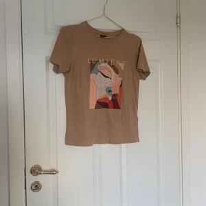 tröja - säljer min tröja från ginatricot, i fint skick endast använd fåtal gånger, ett litet  hål på sidan som knappt syns☺️