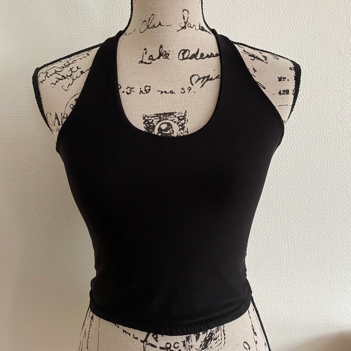 Svart tröja med fint mönster på ryggen!