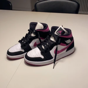 Jordan 1 mid magenta - Bud från 700.  Köp direkt 1300