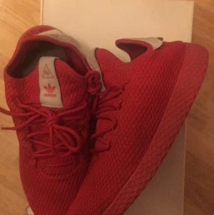 Adidas Hu Pharrel Williams - Adidas Hu Pharrel Williams i nyskick med box. Sparsamt använda!
