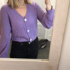 Lila kofta - Jätte mysig lila kofta som tyvärr inte ha kommit i användning så den är princip i nyskick. Ganska tunt stickad så inte jätte varm och sen är den croppad. 