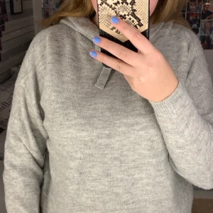 Stickad tröja med luva - Säljer denna stickade tröja med luva på. Endast använd en gång. Köparen står för frakten💕