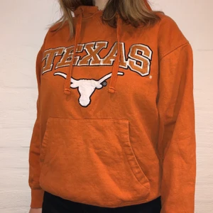 Vintage Texas Hoodie  - Vi säljer denna orangea hoodie med Texas broderat på den. Priset är 329kr.  Den är i storlek M och sitter som en M. Personen på bilden är 165 och brukar ha på sig M. Lite sönder vid huvan, men inget märkbart. Bild skickas vid intresse av köp.                                                 Kontakta oss på Plick eller vår Instagram @wanderetro. Om flera visar intresse blir det budgivning. Köparen står för spårbar frakt på 66kr. 🤍