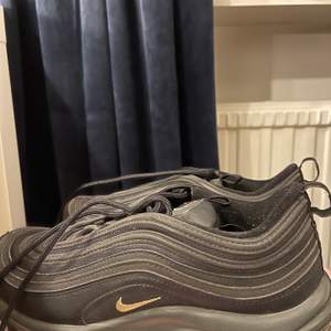 Säljer dessa Nike air Max 97 som jag köpte i London för 2 år sedan!🤍 mycket sparsamt använda och dom är som nya 💕 säljer för 350kr eller bud!
