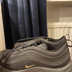 Nike air Max 97 - Säljer dessa Nike air Max 97 som jag köpte i London för 2 år sedan!🤍 mycket sparsamt använda och dom är som nya 💕 säljer för 350kr eller bud!
