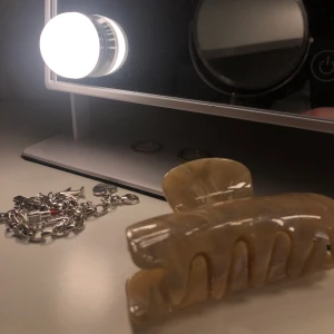 hårklämma - säljer denna nya hårklämma då den tyvärr ej höll upp hela mitt hår 😩