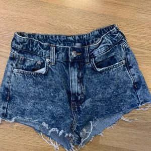 Snygga Shorts  - Shorts från hm i storlek 34. Dem är andvända ett antal gånger men är i bra skick 💕( köparen står för frakt )
