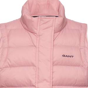 En rosa gant väst som kanppr är använd, ordinarie pris 900kr
