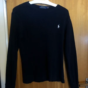 Polo tröja - Säljer min gammla polo Ralf lauren tröja. Det är en stickad långärmad tröja som är väldigt skön. Skulle säga att den är i nyskick. Tänker mig 120kr för den. 