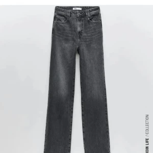 GRÅA JEANS FRÅN ZARA FULL LENGTH  - Stentvättade mörkgrå jeans från zara. Hög midja och långa raka ben. (177 lång) och sitter långt på mig! Brukar ha 36-38 i byxor och dessa sitter bra men lite tighta för min smak så passar en person som har 36 eller kanske 34 om man vill ha lösare. Buda❤️